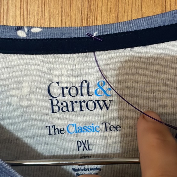 •CROFT & BARROW•BNWOT THE CLASSIC TEE IN A DENIM COLORED WHITE & BLUE FLORAL PXL - Picture 4 of 5